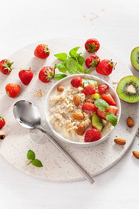健康早餐燕麦粥草莓坚果顶视图图片