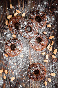 巧克力蛋糕糖粉和花生在黑图片