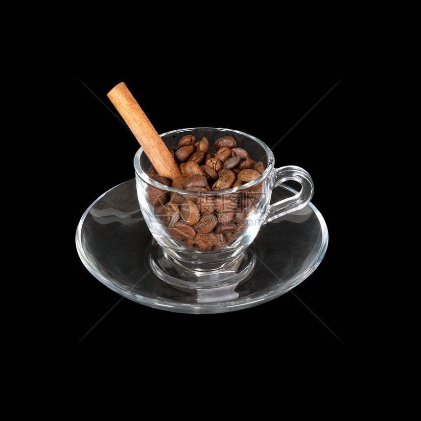 咖啡杯与孤立在黑色背景上的谷物咖啡豆和香草棒放在碟子上的咖啡图片