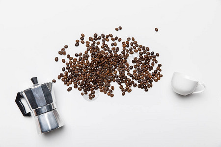 铝咖啡壶咖啡粒和白底杯图片