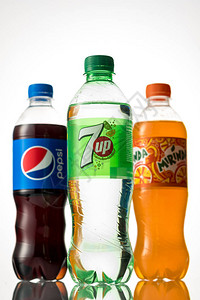 百事可乐米琳达塑料瓶和白底隔离的7个加碳软饮料由百事可背景图片