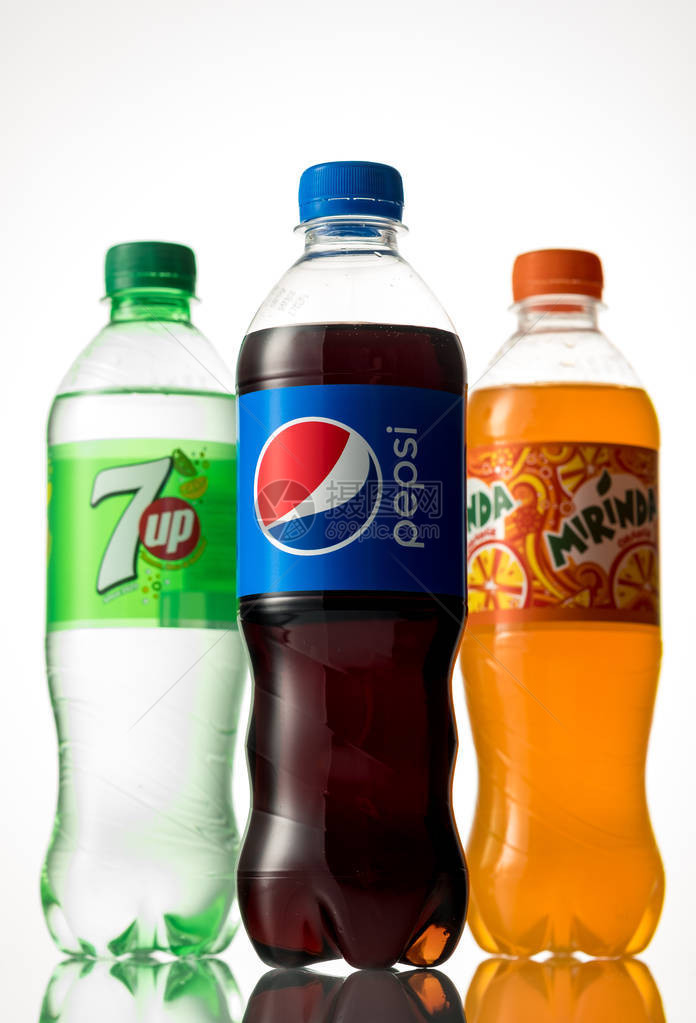 百事可乐米琳达塑料瓶和白底隔离的7个加碳软饮料由百事可图片
