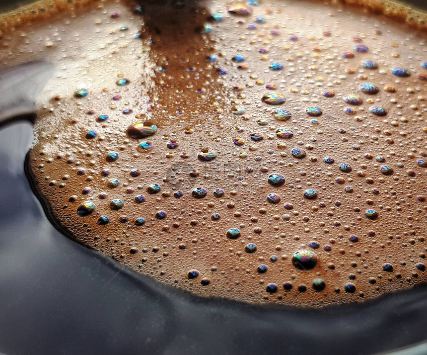 咖啡泡沫在杯子里的详情棕色酿咖图片