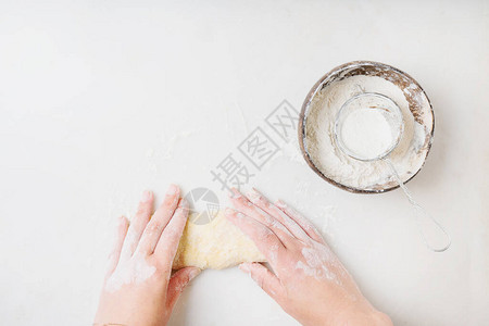 面粉和训练员的椰子碗女用手打碎面团白色背图片