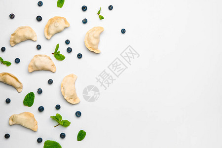 白色背景的蓝莓生饺子图片