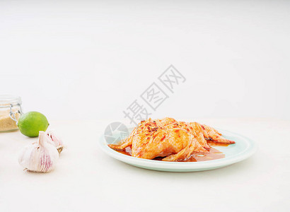 韩国面条的生鸡翅配有高春糊蜂蜜大蒜图片