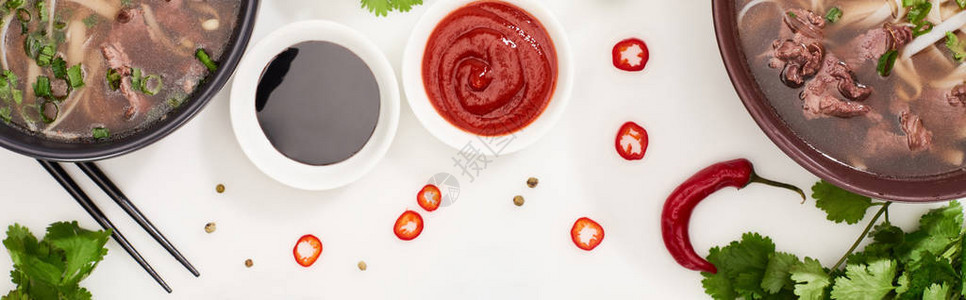 鱼叉辣椒和酱油以及白色背景的卷心菜图片