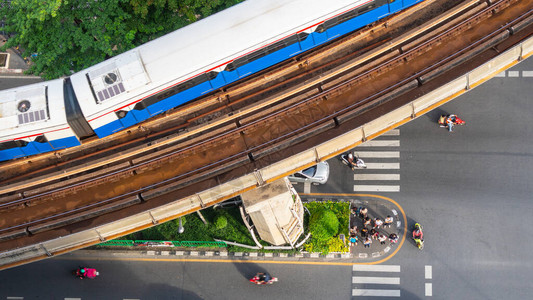 沥青轨道上驾驶汽车的顶视图天线和交通道路上的人行横道图片