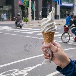 北市街头的美味冰淇淋蛋筒图片