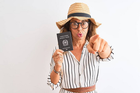 持有意大利意大利护照的高级旅游女站在孤立的白色背景上图片