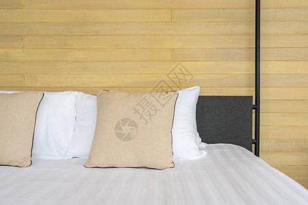 旅馆度假胜地卧室内的白色舒适枕头图片