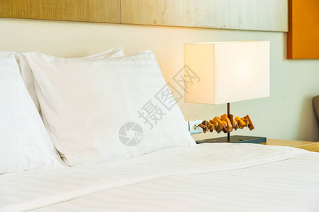 床上装饰的白色舒适枕头房背景图片