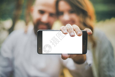 拍摄手机用绿色手拍人照片的白色背景图片