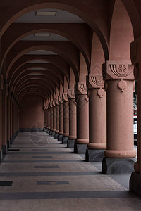 有棕色柱子和装饰品的走廊图片