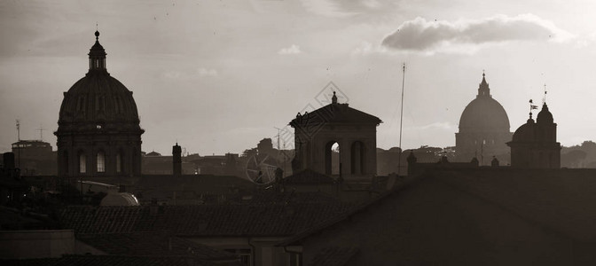 罗马屋顶景色在日落全景意图片