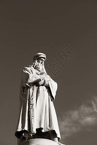 纪念列昂纳多达芬奇的黑白纪念碑及其在意大利米兰DellaScal图片