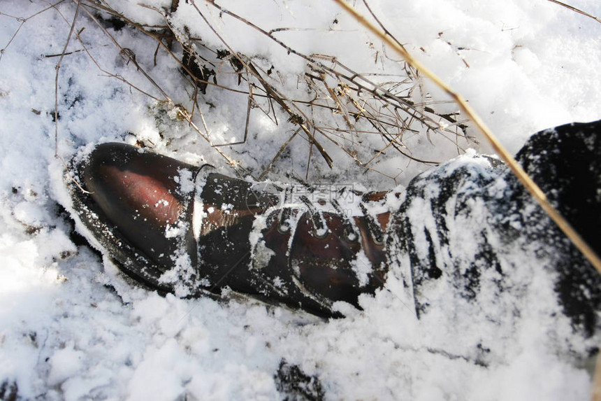 白雪覆盖的皮鞋特写图图片