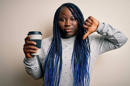 年轻非裔美国人加体型大个子的女人胸围喝着一杯咖啡满脸愤怒的脸图片