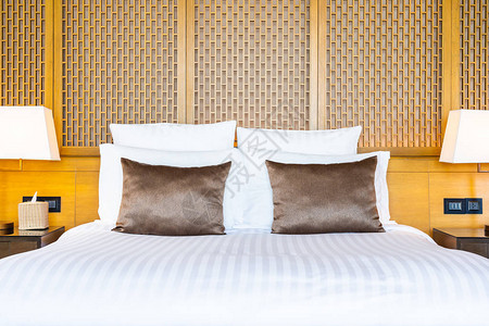 床上漂亮的豪华舒适白色枕头和卧室图片