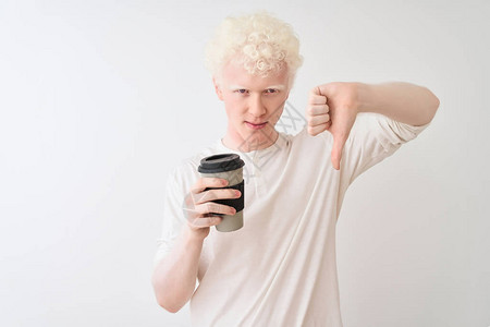 年轻的白化金发男子站在孤立的白色背景上喝咖啡图片