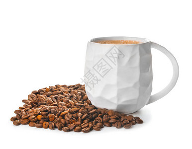 白色背景中的一杯热咖啡和豆子图片