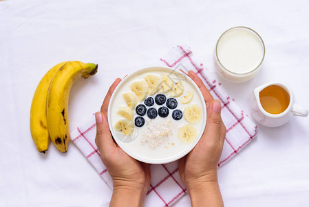 碗中含香蕉和蓝莓的燕麦健康早餐图片