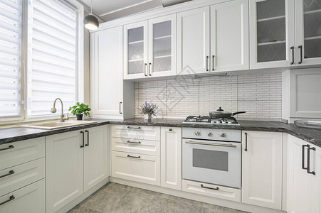简单精心设计的现代白色厨房内饰图片