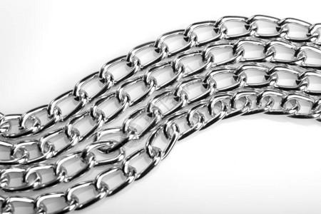 链堆抽象金属背景在孤立的黑色背景上收集银首饰链一组不同长度的金属链配件背景图片