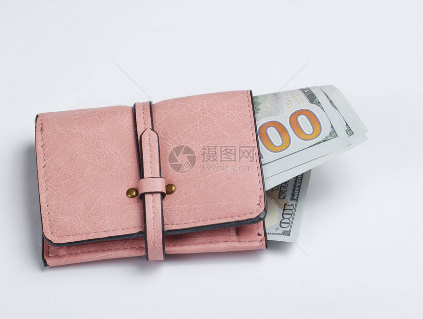 白色背景上带百元钞票的皮革粉色钱包图片