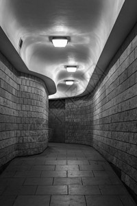 伦敦金融城的一条弯曲的人行隧道图片