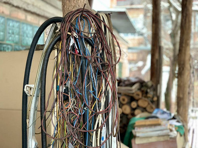 一堆旧用过的电线电工车库中使用的电线汽车服务图片