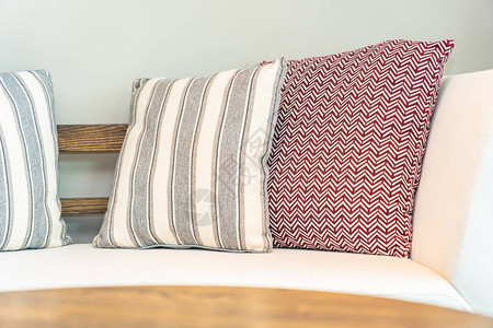 客厅区沙发装饰上的舒适枕头图片