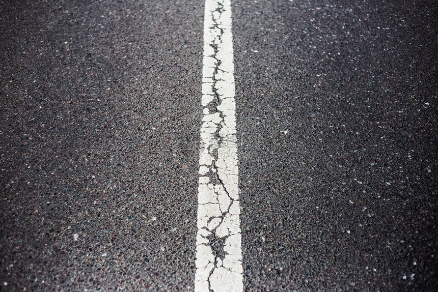 柏油路上的白色分界线图片