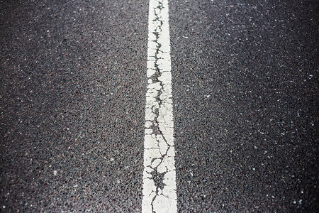 柏油路上的白色分界线图片