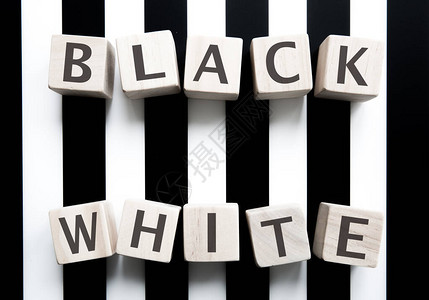黑人和白人一起并肩生活无偏见地生活的种族概念图片