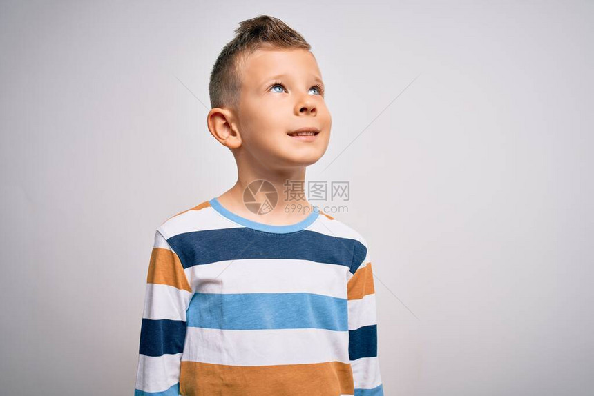 蓝眼睛的年轻黑人小孩身穿衬衫图片