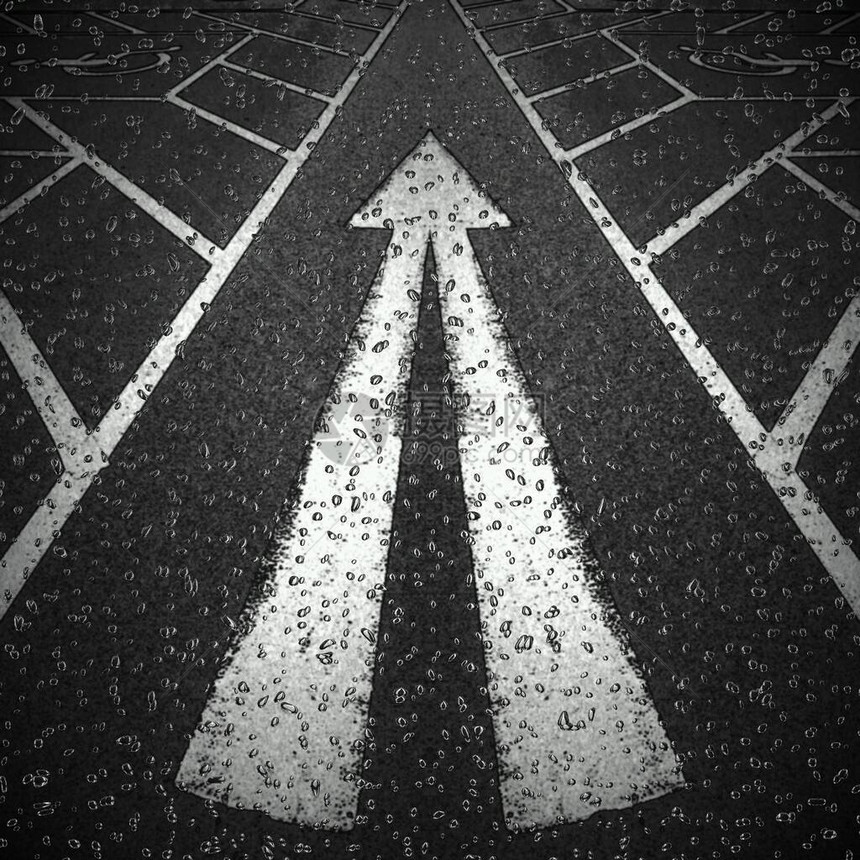 新的黑色清洁沥青路面新黑干净沥青路面上的双光白方向箭头图片