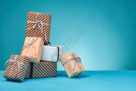 不同尺寸条纹和素色棕色粉色和白色的纸礼盒图片