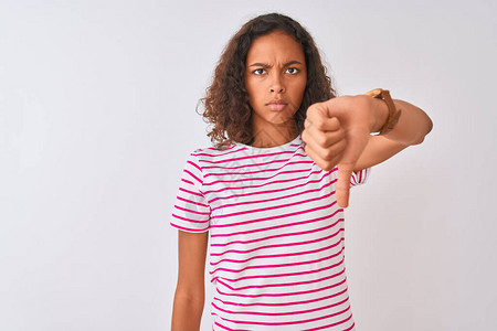 身穿粉色条纹T恤的年轻巴西女子站在孤立的白色背景上图片