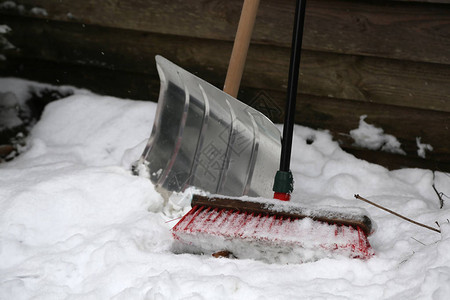 雪铲和刷子图片