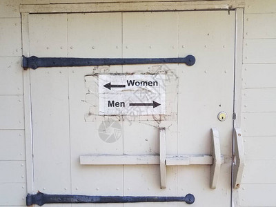 带有男女浴室标志和箭头的白色木门图片
