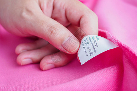 妇女阅读洗衣护理洗衣指导用具粉色棉衬衫图片