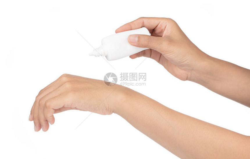 妇女用防晒霜在她手上将白色图片
