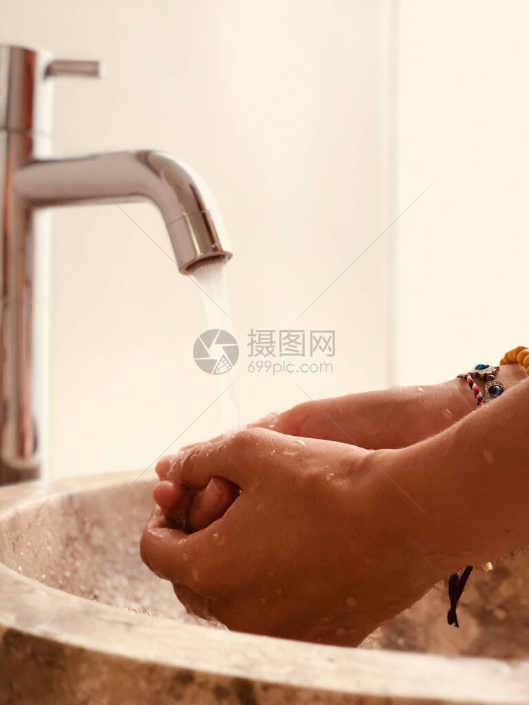 女人在浴室水槽里洗手图片