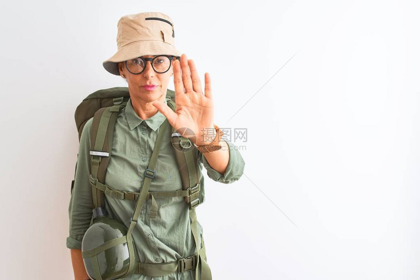 中年徒步旅行者妇女戴着背包食堂帽子眼镜图片
