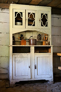波兰老房子里的旧餐具柜图片