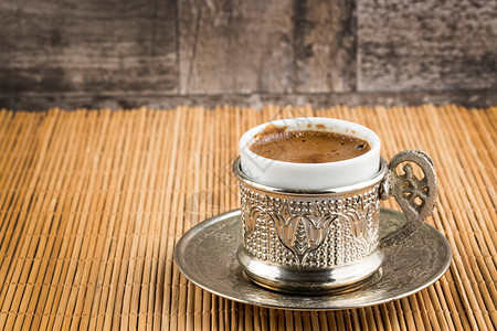 土耳其咖啡配有美味和传统制铜图片