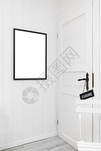相框样机带门的白色客厅图片