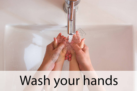 母女用水和肥皂洗手图片