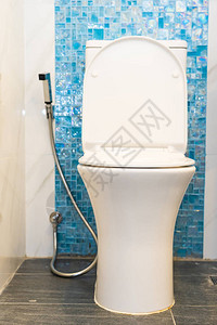 浴室的白色马桶和座椅装饰内图片